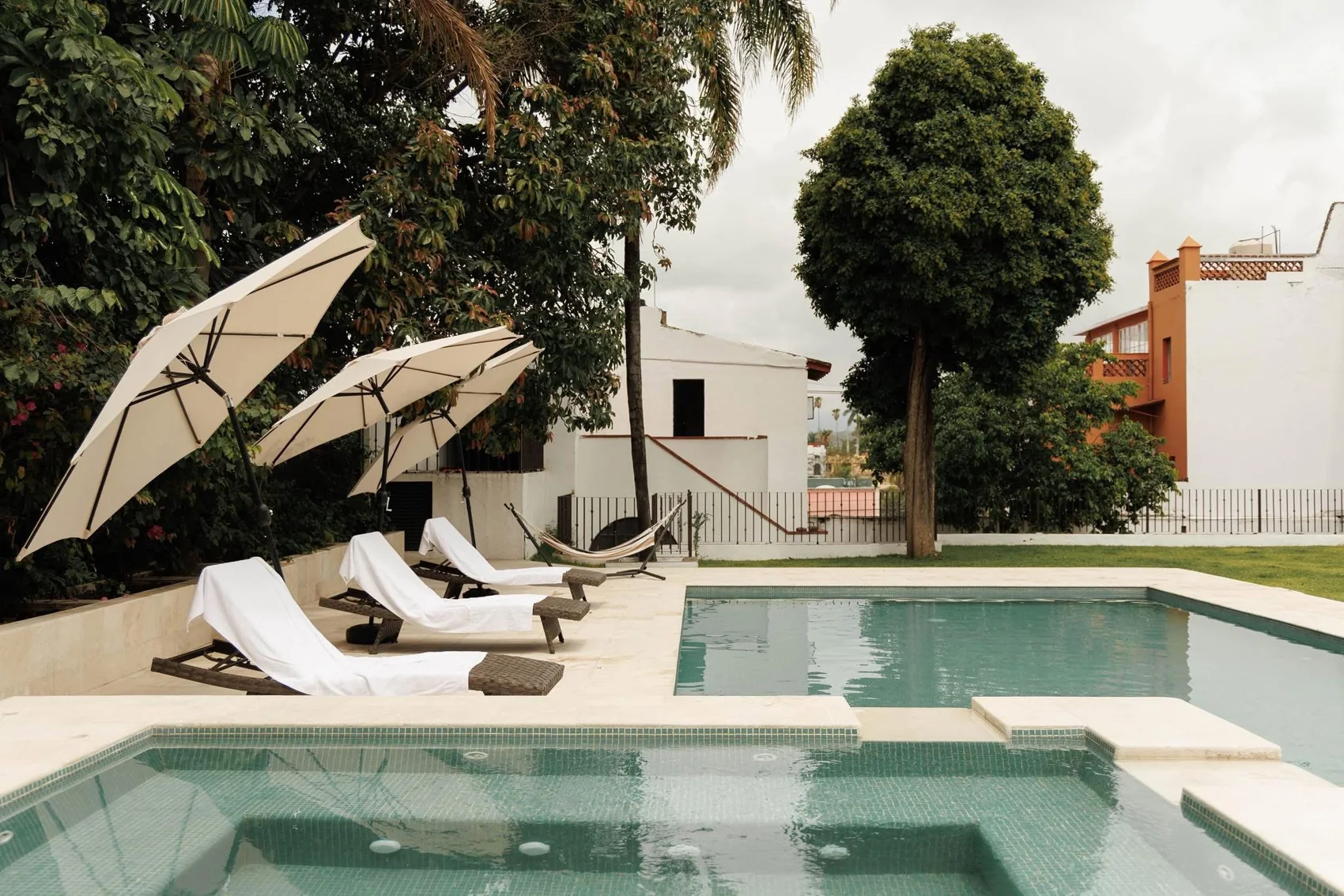 Alberca y jardines de Villa Marines Hotel Boutique en Cuernavaca