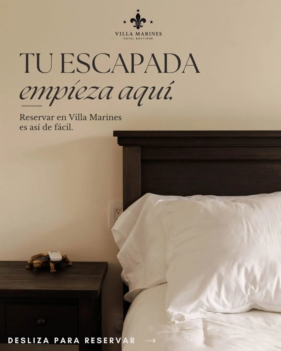 Habitación de Villa Marines con cama y cabecera de madera